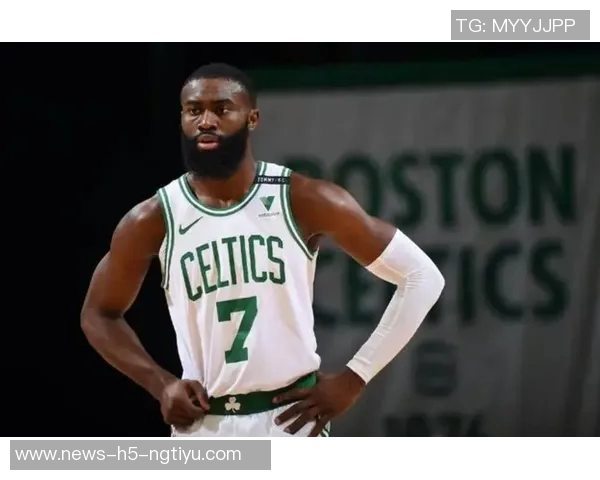 杰伦布朗盛赞小卡巅峰时期为历史上最杰出的攻防一体球员之一